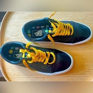 Women size 9 Men size 7.5 Vans subway series. Never worn